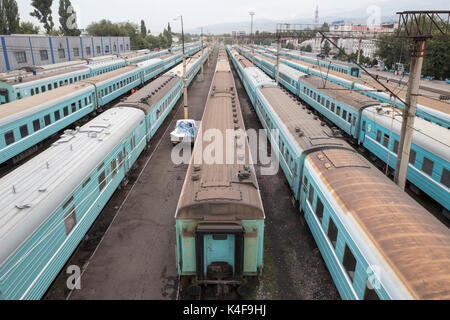 Les trains des chemins de fer kazakh et les chariots à la gare d'Almaty (Kazakhstan Banque D'Images