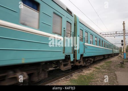 Les trains des chemins de fer kazakh et les chariots à la gare d'Almaty (Kazakhstan Banque D'Images