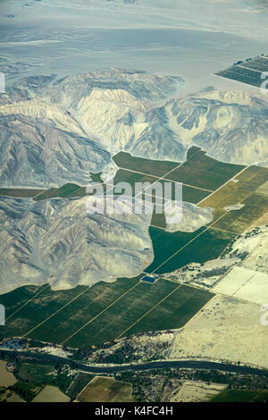 Cultures et désert près de Santiago, près d'Ica, Pérou, Amérique du Sud - vue aérienne Banque D'Images