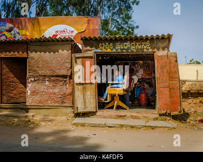 KHAJURAHO, INDE - 21 DEC 2014 : personnes non identifiées dans un coiffeur professionnel dans street salon. Khajuraho est petite ville de Khajuraho Group of Monuments situé dans l'état indien de Madhya Pradesh Banque D'Images