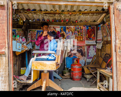 KHAJURAHO, INDE - 21 DEC 2014 : personnes non identifiées dans un coiffeur professionnel dans street salon. Khajuraho est petite ville de Khajuraho Group of Monuments situé dans l'état indien de Madhya Pradesh Banque D'Images