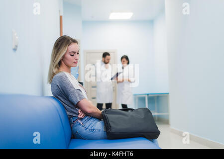 Être patient rassuré par les Médecins en Chambre d'hôpital. Banque D'Images