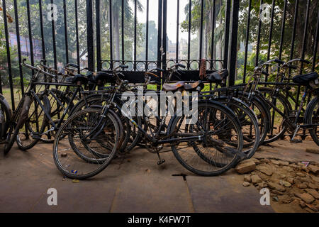 NEW DELHI, INDE - CIRCA Octobre 2016 : les vélos dans les rues du vieux Delhi. Banque D'Images