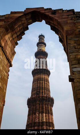 New Delhi, Inde - circa octobre 2016 : minaret pour le complexe qûtb minâr. Avec 73 mètres, est le plus haut minaret de briques dans le monde et deuxième highes Banque D'Images