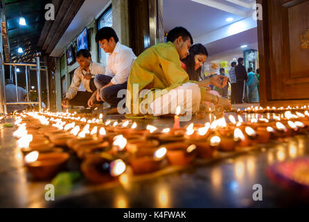 NEW DELHI, INDE - CIRCA Octobre 2016 : éclairage bougies pour les personnes Diwali célébrations au temple de Sai Baba dans la région de Hauz Khas de New Delhi. D Banque D'Images