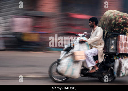 NEW DELHI, INDE - CIRCA Octobre 2016 : l'homme en moto dans les rues de Delhi pour le transport de marchandises. Banque D'Images