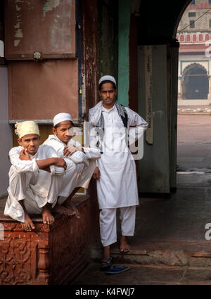 NEW DELHI, INDE - CIRCA Octobre 2016 : les jeunes garçons musulmans debout à la mosquée Fatehpuri dans Old Delhi. La mosquée située à l'extrémité ouest de la Banque D'Images