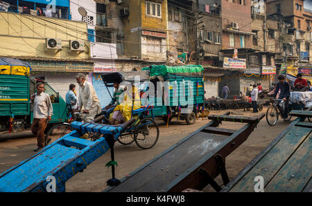 NEW DELHI, INDE - CIRCA Octobre 2016 : Rue autour du marché aux épices et le Chandni Chowk zone dans Old Delhi. Banque D'Images