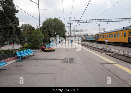 Les trains des chemins de fer kazakh et les chariots à la gare d'Almaty (Kazakhstan Banque D'Images