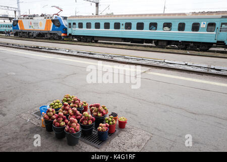 Les trains des chemins de fer kazakh et les chariots à la gare d'Almaty (Kazakhstan Banque D'Images