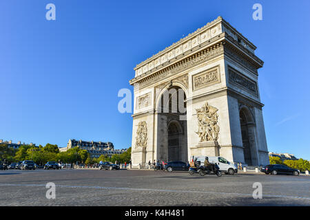 PARIS-FRANCE, 14 octobre 2014 : l'Arc de Triomphe est un des monuments les plus célèbres de Paris, debout à l'extrémité ouest de l'Avenue des Champs Elysées Banque D'Images