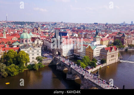 Prague, République tchèque - belle journée d'été sur la ville, y compris le pont Charles de Prague et l'un district municipal - Droit aérien Banque D'Images