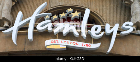 Logo Hamleys et devanture. Hamleys est le plus ancien et le plus grand magasin de jouets au monde et l'un des détaillants les plus connus de jouets Banque D'Images