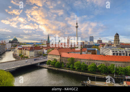 Coucher du soleil sur les toits de la ville de Berlin à la rivière Spree avec de la cathédrale de Berlin, Berlin, Allemagne Banque D'Images