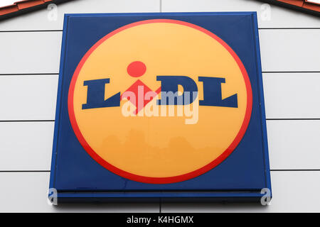 Signe Lidl. Lidl Stiftung & Co. Est une chaîne de supermarchés à prix réduit allemande, basée à Neckarsulm, en Allemagne Banque D'Images