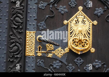 DEU, Deutschland, Francfort-sur-le-main : Goldener Türklopfer und goldeneTürklinke am Rathaus Römer | DEU, Allemagne, Francfort-sur-le-main : Golden doorknob a Banque D'Images