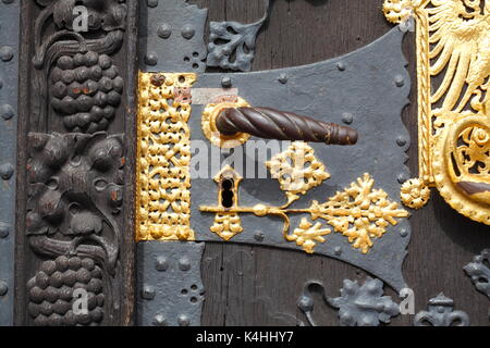 DEU, Deutschland, Francfort-sur-le-main : Goldener Türklopfer und goldeneTürklinke am Rathaus Römer | DEU, Allemagne, Francfort-sur-le-main : Golden doorknob a Banque D'Images