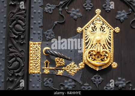 DEU, Deutschland, Francfort-sur-le-main : Goldener Türklopfer und goldeneTürklinke am Rathaus Römer | DEU, Allemagne, Francfort-sur-le-main : Golden doorknob a Banque D'Images