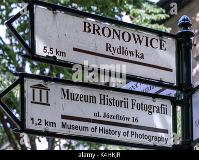 Pologne, Cracovie : panneaux d'information donnant des informations sur les directions vers les attractions touristiques. Banque D'Images