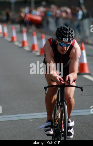 L'approche de la zone de transition en cycliste Ironman Triathlon 2016 Weymouth Banque D'Images