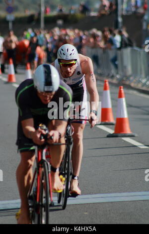 Les cyclistes s'approchant de la zone de transition à Weymouth Ironman Triathlon 2016 Banque D'Images