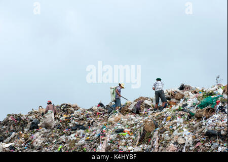 Réfugiés et migrants birmans travaillent dans dépotoir site dans la périphérie de la ville frontalière de Mae Sot, en Thaïlande le 16 août 2017. Banque D'Images