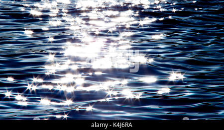 Détail d'un reflet de lune dans la mer scintillante Banque D'Images