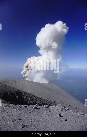 L'Indonésie, l'île de Java, dans la province de Java est, parc national de bromo tengger semeru, éruption du semeru 3 676 m Banque D'Images