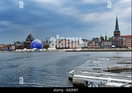 La ville d'Aarhus vu depuis les quais. Sur la droite, le clocher de la Cathédrale peut être vu. Cathédrale d'Aarhus est la plus longue et Banque D'Images