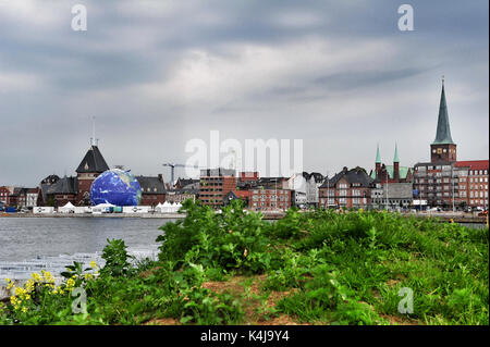 La ville d'Aarhus vu depuis les quais. Sur la droite, le clocher de la Cathédrale peut être vu. Cathédrale d'Aarhus est la plus longue et Banque D'Images