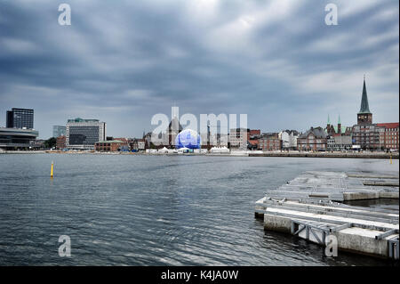 La ville d'Aarhus vu depuis les quais. Sur la droite, le clocher de la Cathédrale peut être vu. Cathédrale d'Aarhus est la plus longue et Banque D'Images