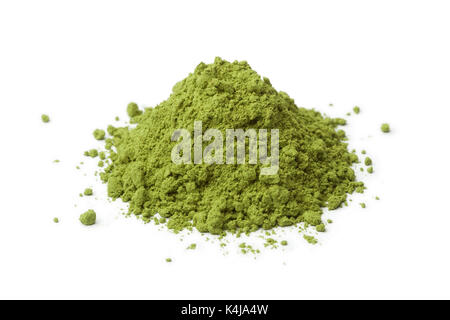 Tas de poudre de thé matcha japonais vert sur fond blanc Banque D'Images
