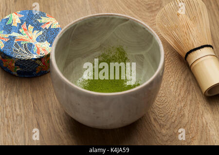 Préparer un bol de thé matcha avec un fouet à thé Banque D'Images