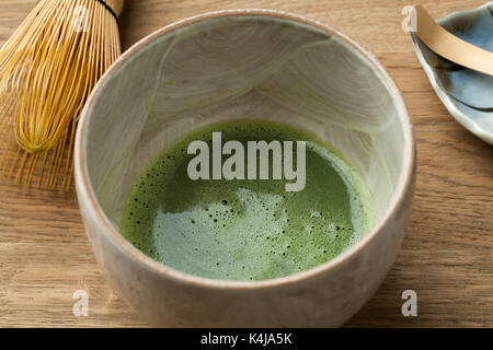 Préparer un bol de thé matcha avec un fouet à thé Banque D'Images