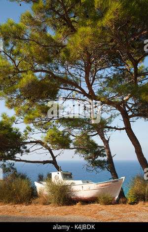 Dans le bateau, en bordure de la route de Christos raches, ikaria island, Mer Égée, Grèce, Europe Banque D'Images