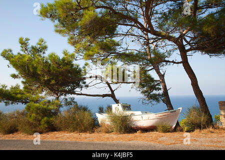 Dans le bateau, en bordure de la route de Christos raches, ikaria island, Mer Égée, Grèce, Europe Banque D'Images