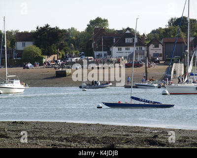 Vue sur les marais en direction de halage et au bureau de la marina de Itchenor Bosham Banque D'Images