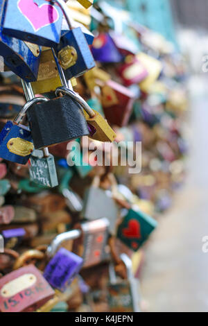 Wroclaw, Pologne - 20 juillet 2017 : la célèbre love padlocks hanging sur pont Tumski Wroclaw en vieille ville. Banque D'Images