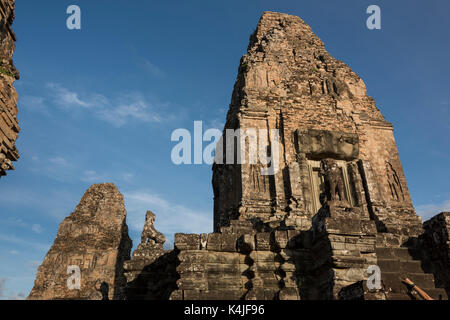 Low angle view of temple pre rup, krong siem reap, Siem Reap, Cambodge Banque D'Images