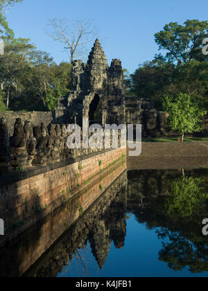 Statues à south gate bridge et la passerelle d'Angkor Thom, krong siem reap, Siem Reap, Cambodge Banque D'Images