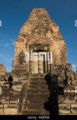 Low angle view of temple pre rup, krong siem reap, Siem Reap, Cambodge Banque D'Images