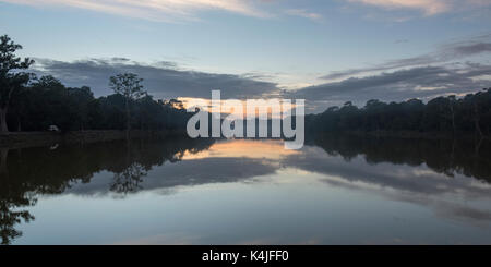 Reflet d'arbres et nuages sur l'eau, Tonle Sap, au Cambodge Banque D'Images