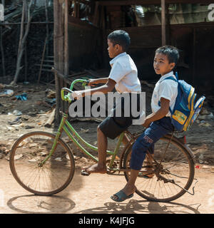 Vue latérale des deux garçons sur location, Siem Reap, Cambodge Banque D'Images