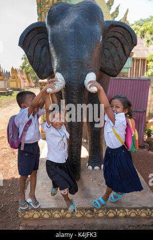 Enfants jouant sur l'ensemble du temple, statue à Siem Reap, Cambodge Banque D'Images