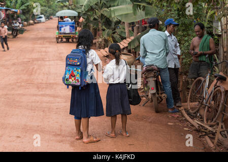 Personnes debout sur rue dans village, Siem Reap, Cambodge Banque D'Images