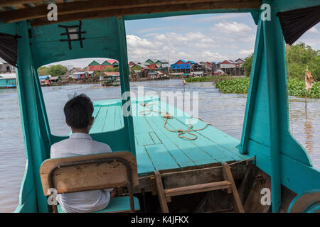 Vue arrière de l'homme assis sur tourboat au lac Tonle Sap, Kampong phluk, Siem Reap, Cambodge Banque D'Images
