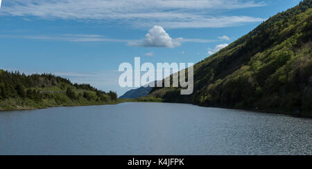 Vue panoramique de la baie au milieu de montagnes, Pleasant Bay, Cape Breton Highlands National Park, l'île du Cap-Breton, Nouvelle-Écosse, Canada Banque D'Images