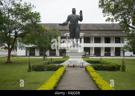 Statue du Roi sisavang vong à palais royal, Luang Prabang, Laos Banque D'Images