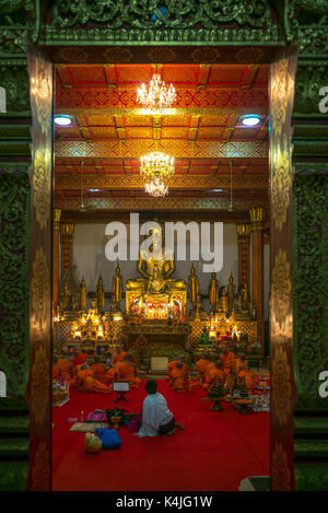 Dans sikhounmuang moines wat nong temple, Luang Prabang, Laos Banque D'Images