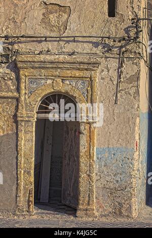 Porte dans l'ancien quartier juif d'Essaouira, Maroc. Banque D'Images
